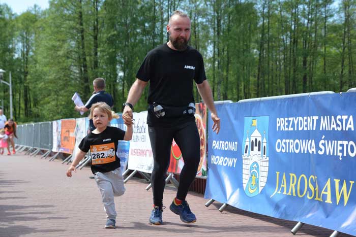 Adrian Artykiewicz asystuje synowi w biegu dla najmodszych