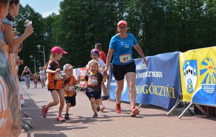 Rodzina Artykiewiczw na trasie biegu dla dzieci