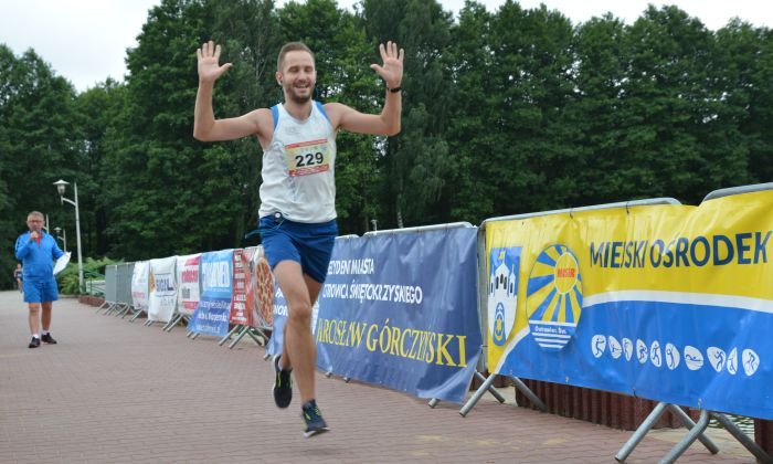 Wojciech Jarosz w triumfalnym gecie na finiszowych metrach biegu