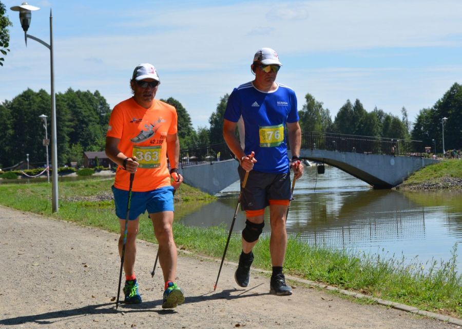 Marcin Wiśniewski i Remigiusz Woźniak do ostatnich metrów marszu Nordic Walking walczyli o zwycięstwo