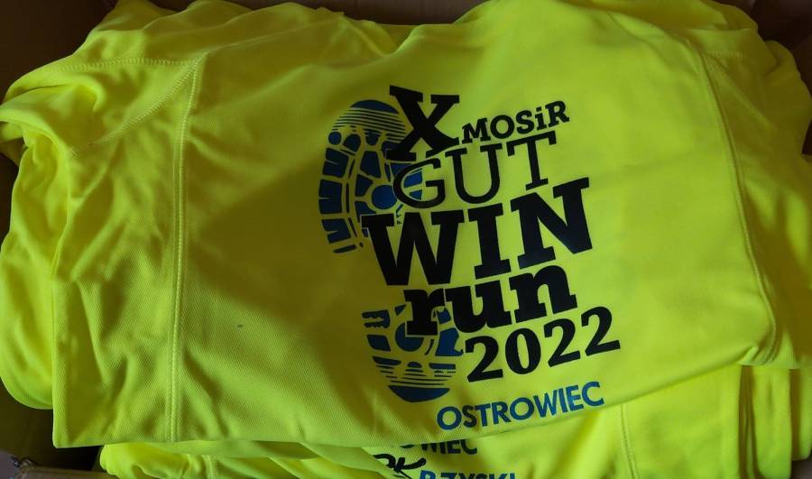 Koszulki za zaliczenie cyklu X MosirGutwinRun 2022 ułożone i przygotowane do wydawania.