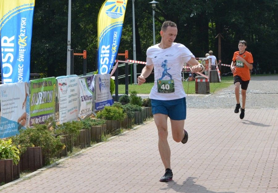 Gabriel Dudek kończący rywalizację na trasie biegu na 5km.