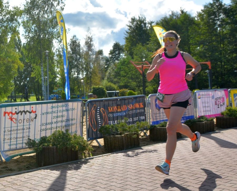 Justyna Sowik finiszuje w biegu na 10 kilometrw jako najszybsza kobieta.